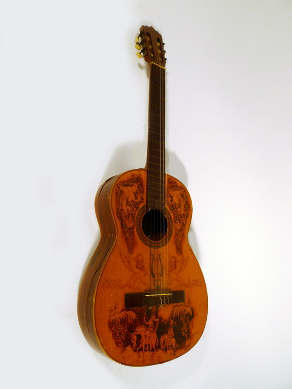 funda guitarra serigrafiada.contiene guitarra gravada 100x39x10 (20eu.) 1u